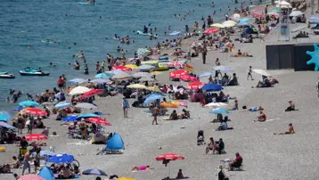 Sıcaklık ve nem tavan yaptı. Antalyalılar sahile koştu