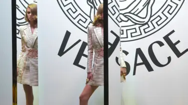 Moda devi Prada, Versace'yi satın aldı