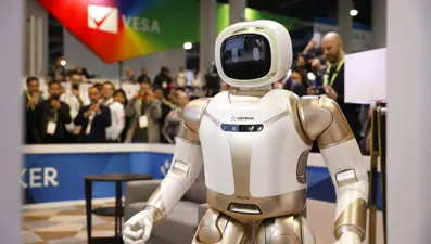 Çinli robotlar rehberliğe başlıyor: Fabrikada devriye gezecekler 