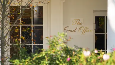 Beyaz Saray'da kriz: "Oval Ofis" yazılı kağıt tabela tepki çekti