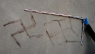 Almanya'da korkunç olay: İnsan kanıyla çizilen gamalı haçlar