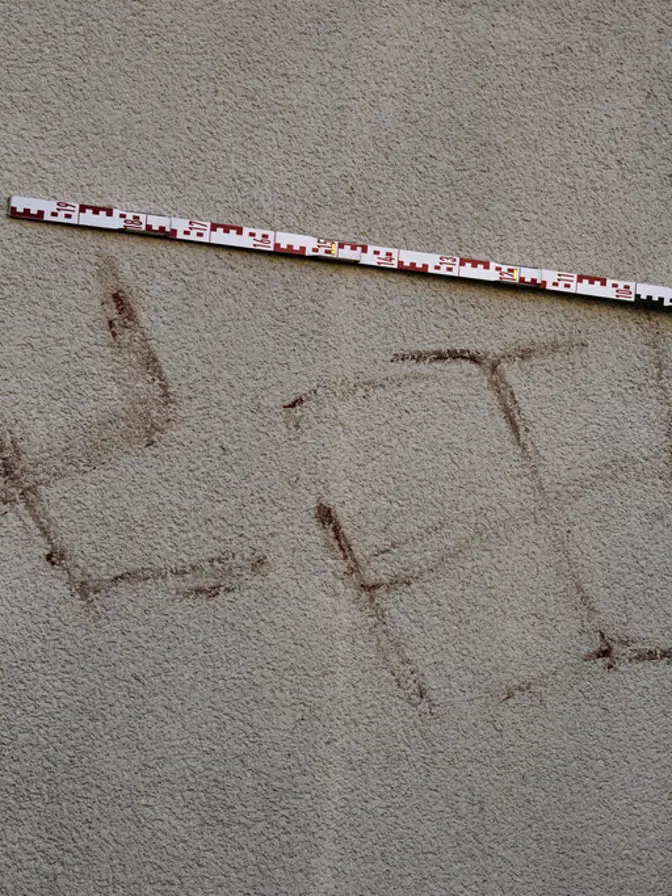 Almanya'da korkunç olay: İnsan kanıyla çizilen gamalı haçlar