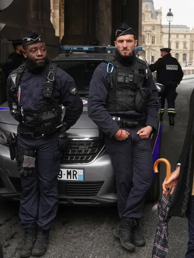 Tüm dünyanın konuştuğu fotoğraf: Louvre’daki gizemli "dedektif"in sırrı ortaya çıktı