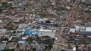 Hortum kasabayı enkaza çevirdi