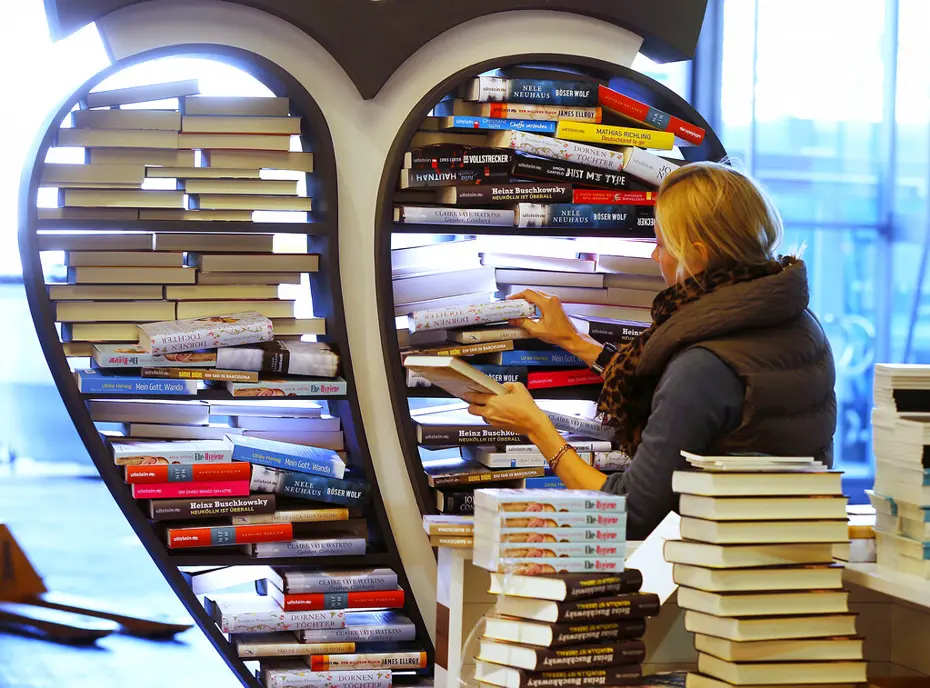 Kitap kapağında yapay zeka kullanan edebiyatçılar yarışmadan diskalifiye edildi