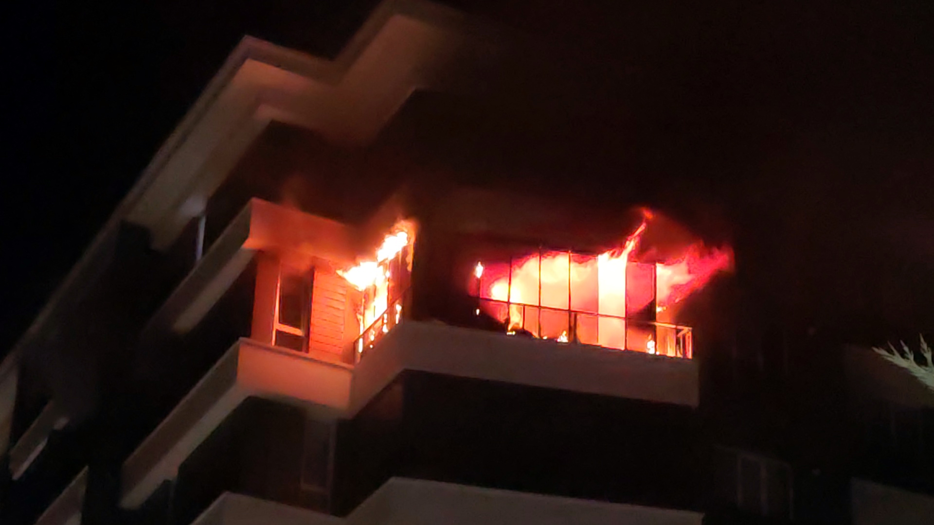 Aksaray'da apartman yangını: Dumandan etkilenen 14 kişi kurtarıldı