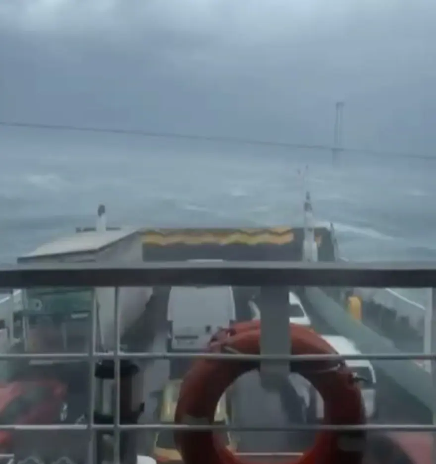 Fırtınada sürüklenen arabalı feribot iskeleye döndü, yolcular tahliye edildi 1