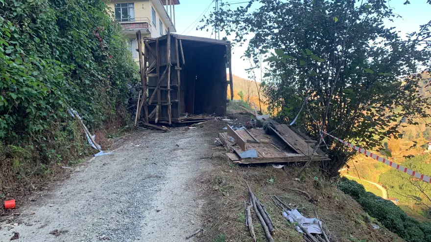 Rize'de ahşap yapı çöktü, iki kişi öldü 2 Rize'de ahşap yapı çöktü, iki kişi öldü 2