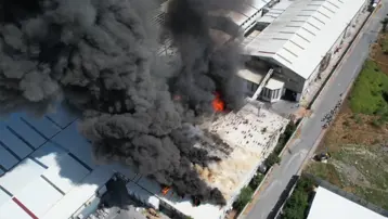 Arnavutköy'de sünger fabrikasında yangın