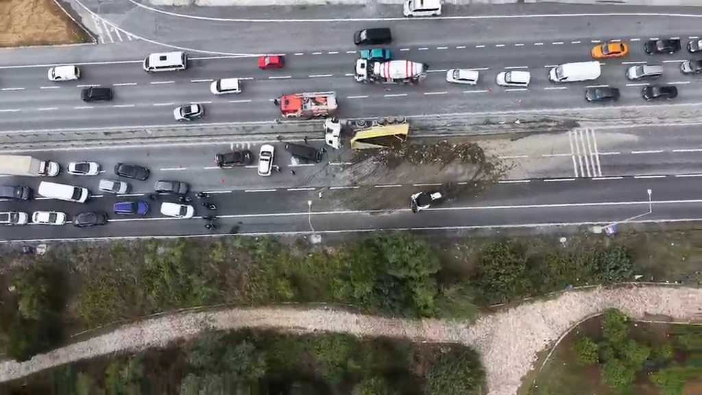 Arnavutköy'de hafriyat kamyonu refüje devrildi. Sürücü yaralandı