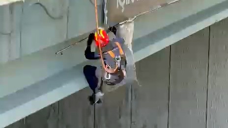 Arnavutköy’de köprü üzerindeki panoda mahsur kalan kediyi itfaiye kurtardı