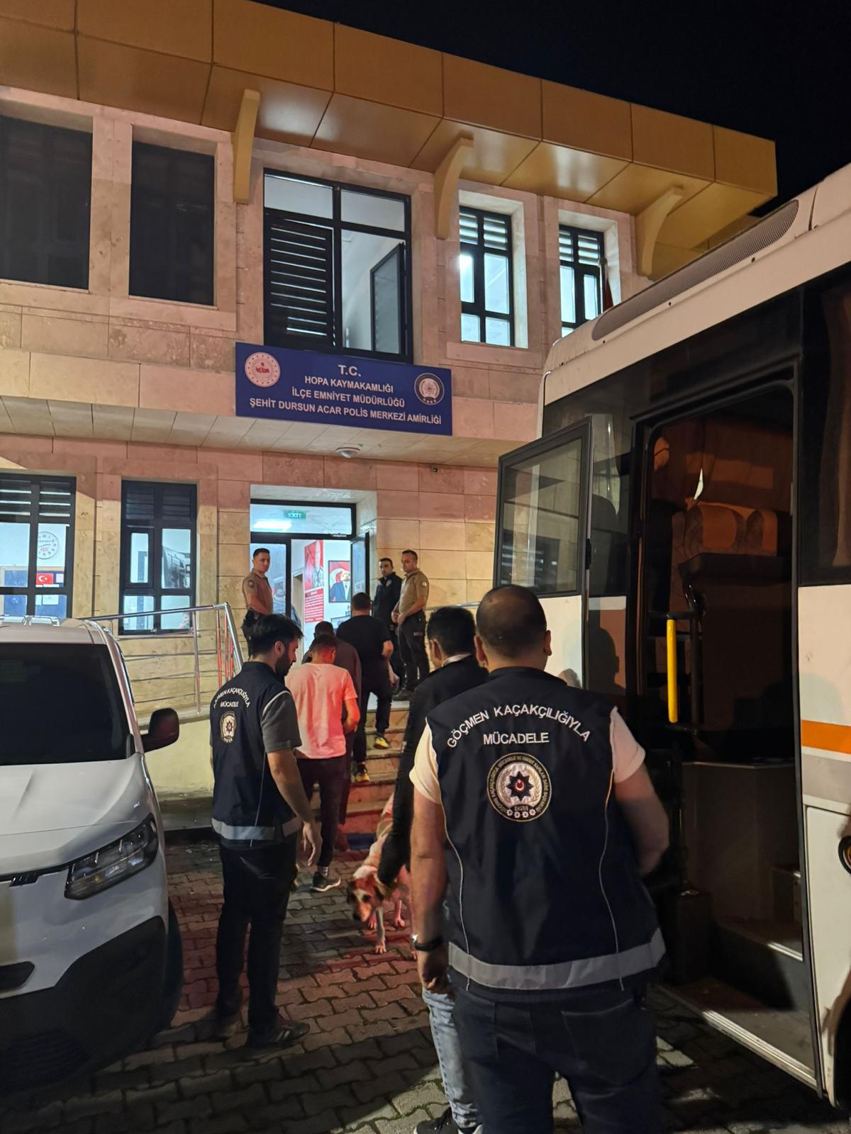 Artvin'de düzensiz göç operasyonu. 56 kaçak göçmen yakalandı