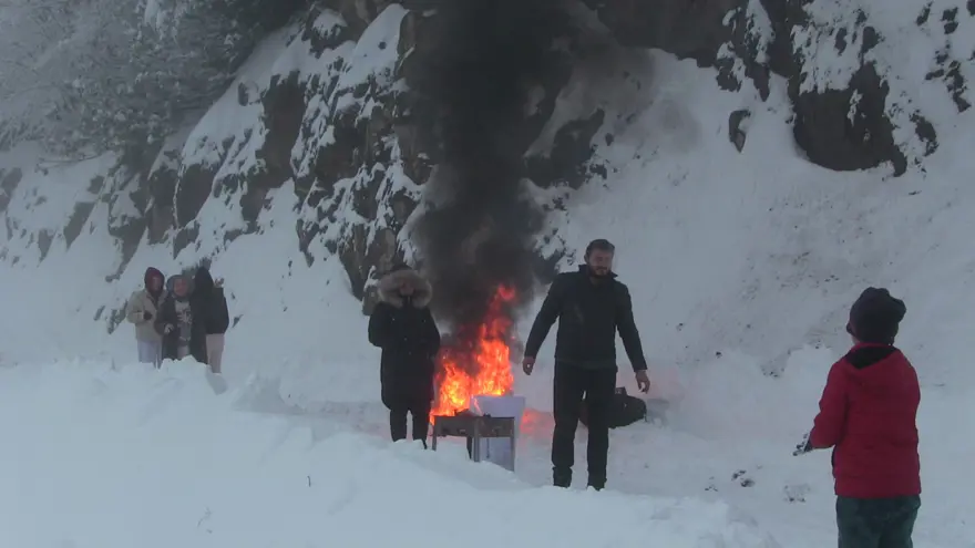 Kar kalınlığı 3 metreyi buldu. Araçlar yolda kaldı, vatandaşlar kurtarılmayı bekledi 2