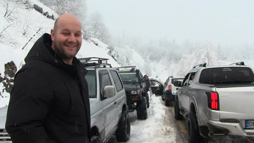 Kar kalınlığı 3 metreyi buldu. Araçlar yolda kaldı, vatandaşlar kurtarılmayı bekledi 1