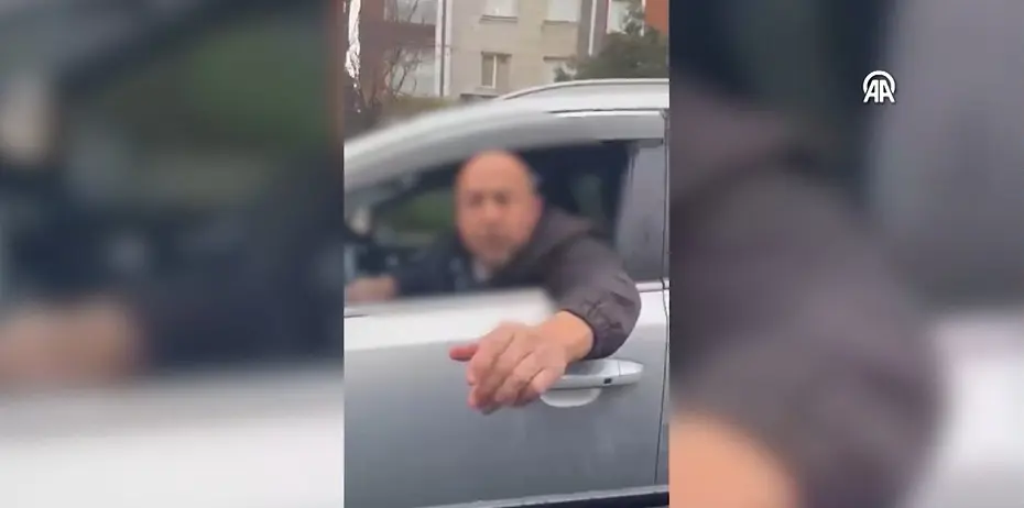 Trafikte kadın sürücüyü sıkıştırdı, hakaret edip dikiz aynasını kırdı