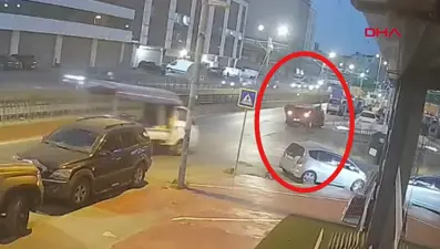Otomobil, aydınlatma direğine çarptı; sürücü ve yanındaki kişi kaçtı