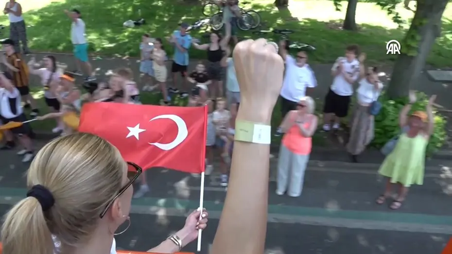 İngiltere’de Türk bayraklı şampiyonluk kutlaması