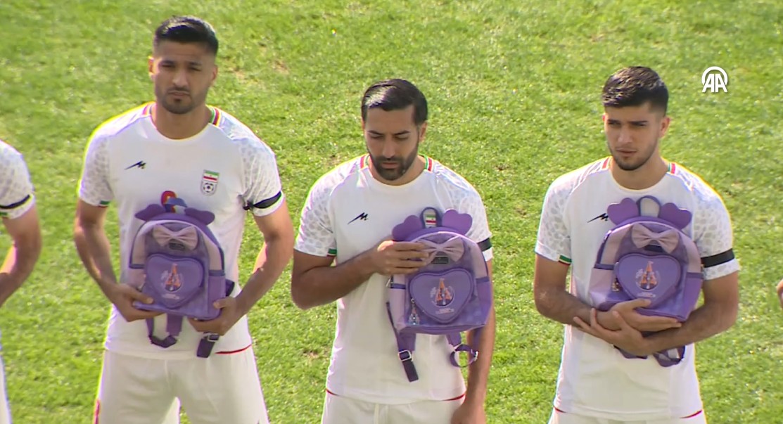 Sahaya okul çantasıyla çıktılar; İranlı futbolcular kaybedilen çocukları unutmadı