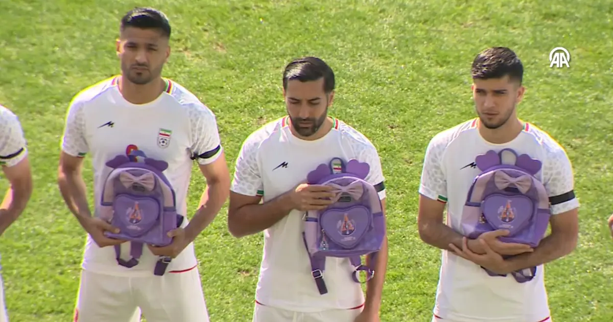 Sahaya okul çantasıyla çıktılar; İranlı futbolcular kaybedilen çocukları unutmadı