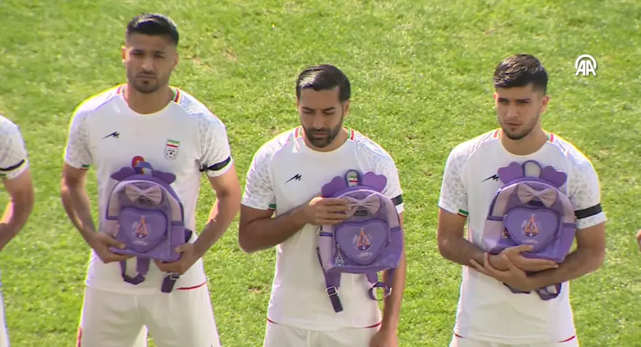 Sahaya okul çantasıyla çıktılar; İranlı futbolcular kaybedilen çocukları unutmadı