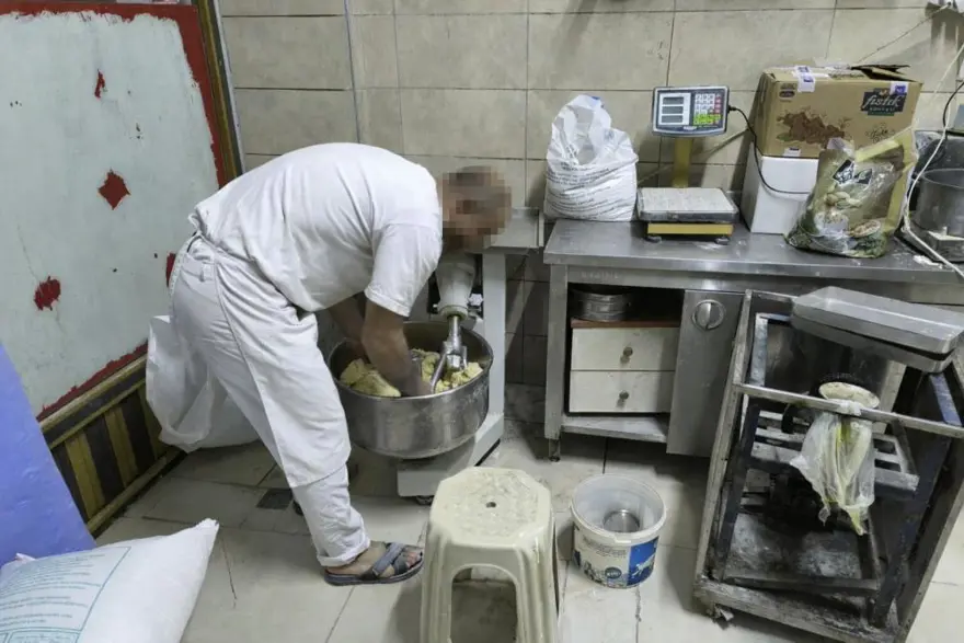 Tatlıcıda mideler bulandıran görüntü. Ayaklarıyla hamur yoğurdu 1