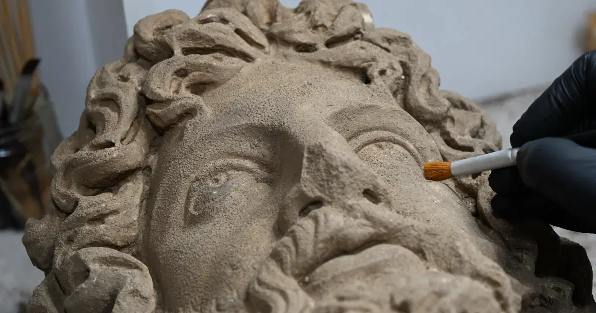 Şifanın antik sembolü Aspendos'ta. 1800 yıllık dev heykel bulundu