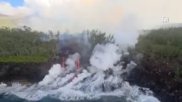 Yanardağ lavları okyanusa ulaştı. O anlar havadan görüntülendi