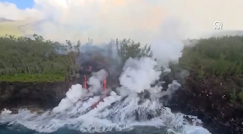 Yanardağ lavları okyanusa ulaştı. O anlar havadan görüntülendi