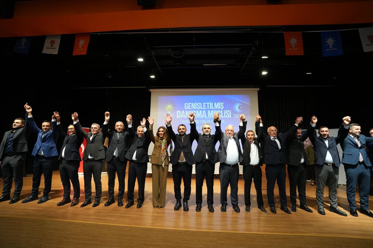 Ataşehir'de altı CHP'li meclis üyesi AK Parti'ye geçti