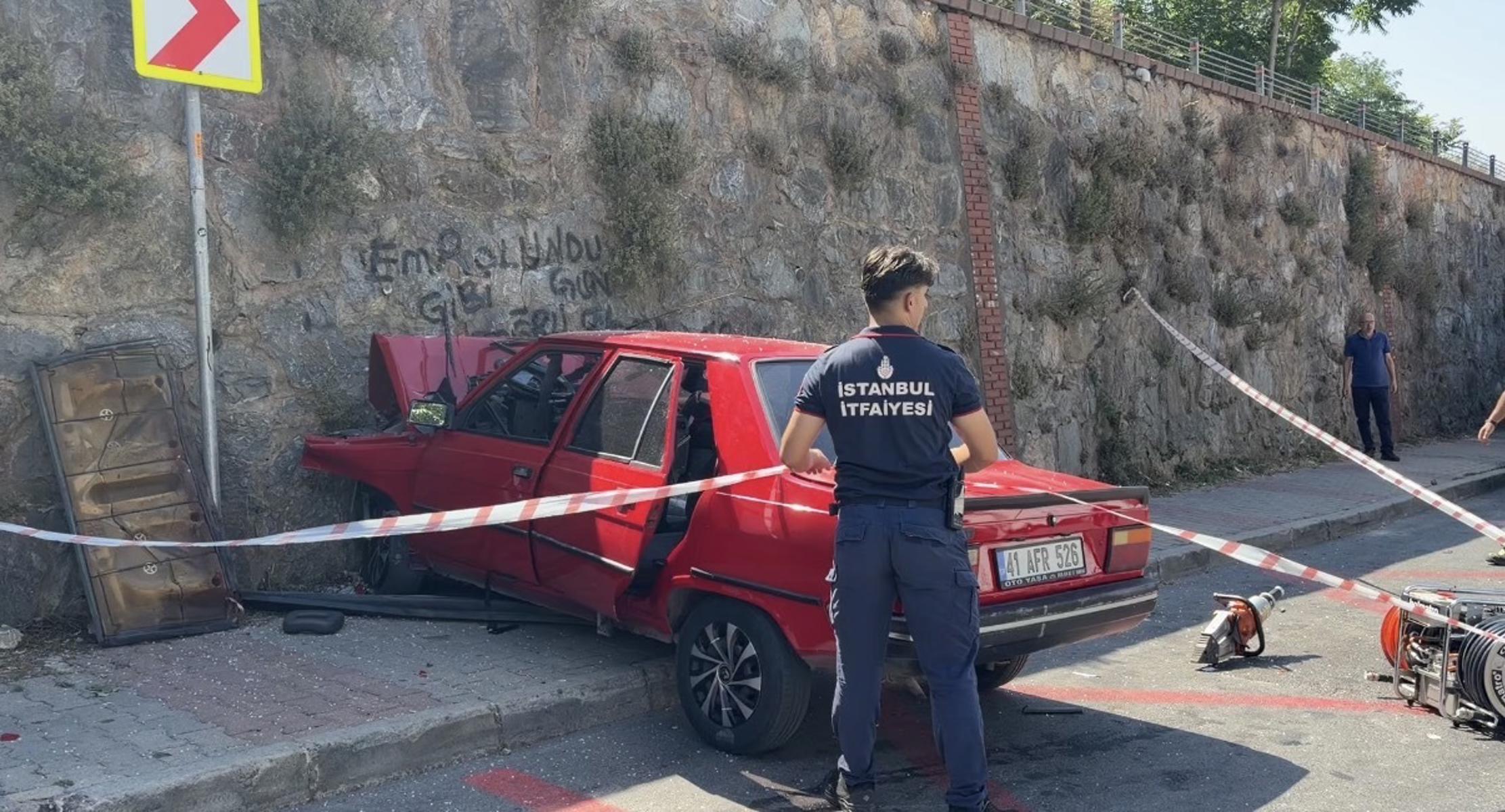 Yokuş aşağı inen otomobil istinat duvarına çarptı: 1'i ağır 3 yaralı