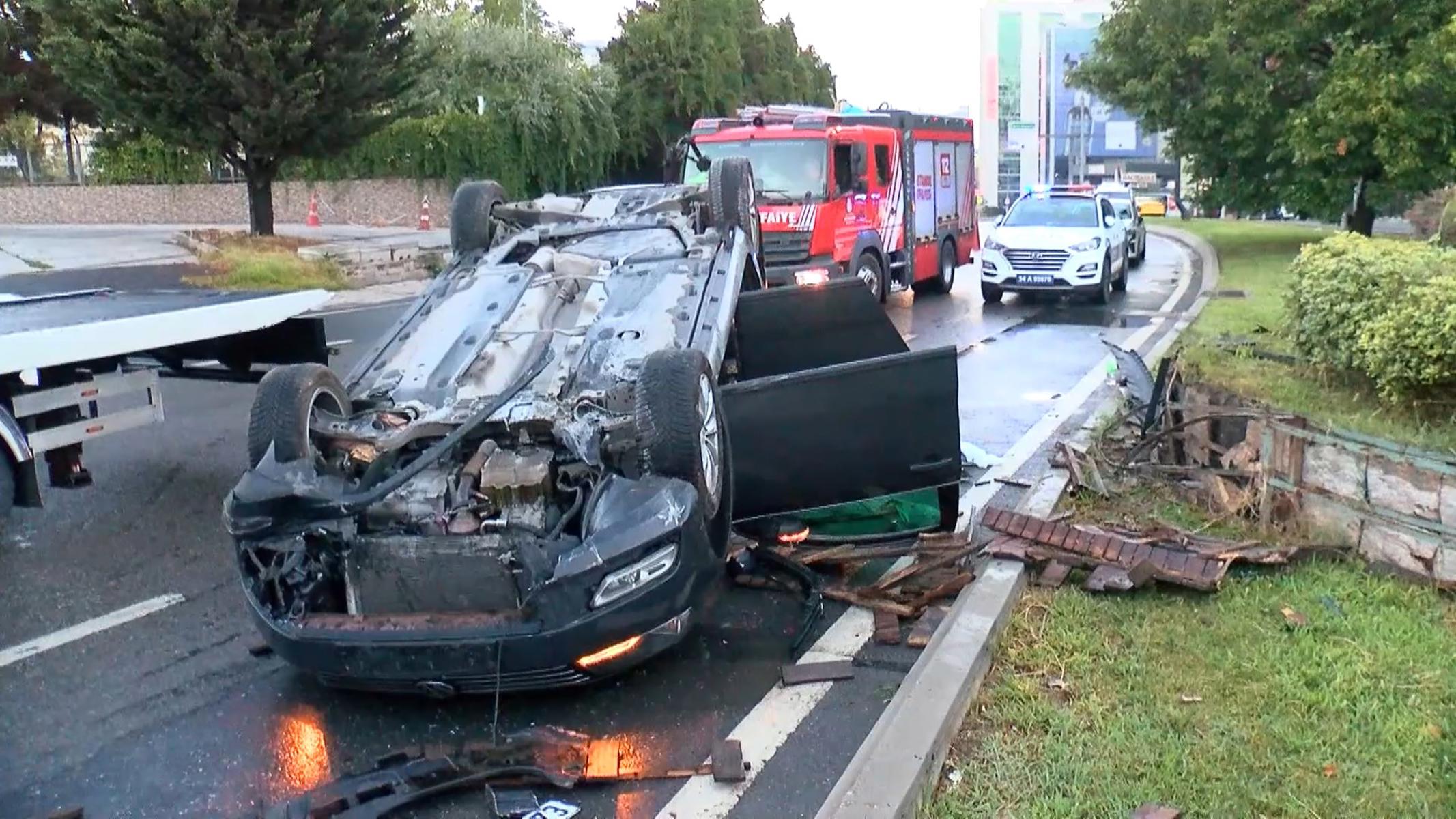 Ataşehir'de kaldırıma çarpan otomobil takla attı. 2 yaralı