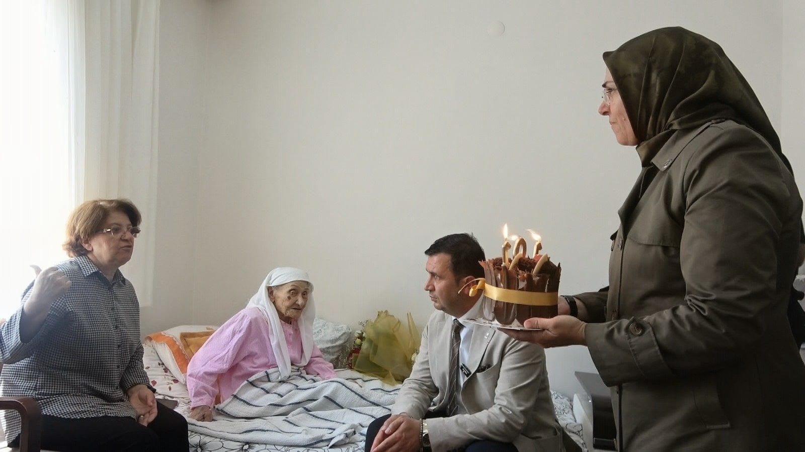 Atatürk'ün elini öptü. 101 yaşındaki Hacer Teyze'ye sürpriz doğum günü
