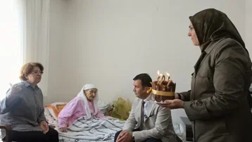 Atatürk'ün elini öptü. 101 yaşındaki Hacer Teyze'ye sürpriz doğum günü
