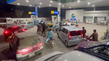 İran savaşı Pakistan’ı etkiledi: Akaryakıt istasyonlarında uzun kuyruklar oluştu