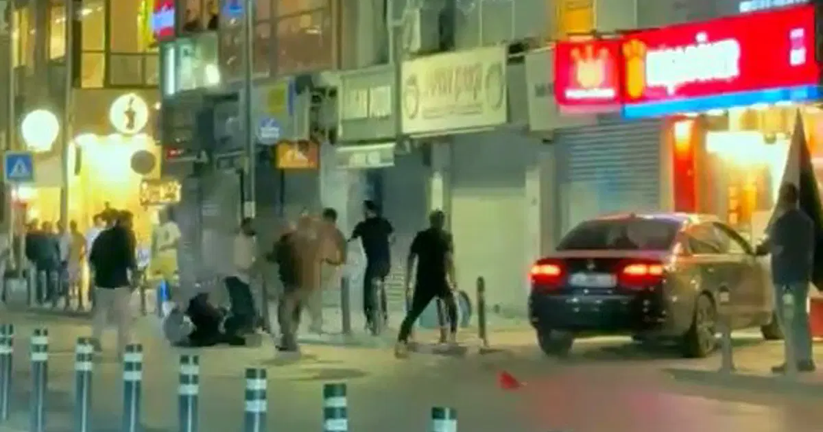 Avcılar’da iki grubun tekmeli yumruklu kavgası: Sandalyelerle saldırdılar