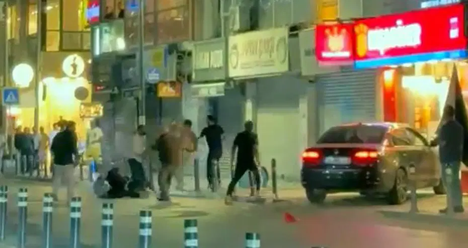 Avcılar’da iki grubun tekmeli yumruklu kavgası: Sandalyelerle saldırdılar
