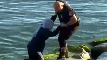 Polislerin dikkati faciayı önledi: Denize düşen kadın kurtarıldı