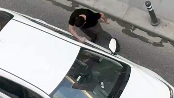 Kazaya neden olan sürücüye tepki; otomobile yumruk attılar