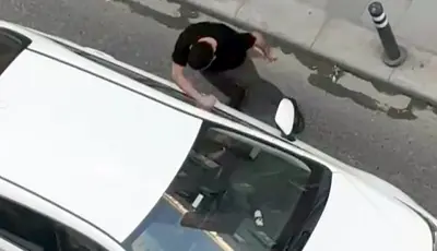 Kazaya neden olan sürücüye tepki; otomobile yumruk attılarAvcılar'da 3 otomobilin karıştığı zincirleme kazada, aracında hasar oluşan sürücü, arkadaki otomobile yumruk attı.