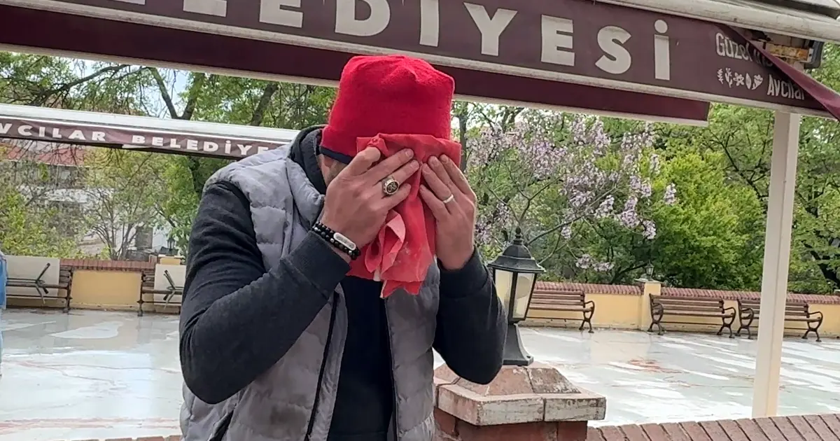 Bayrak hassasiyeti duygulandırdı: ''Bütün yıkımlardan çıkan bayrakları hep topluyorum"