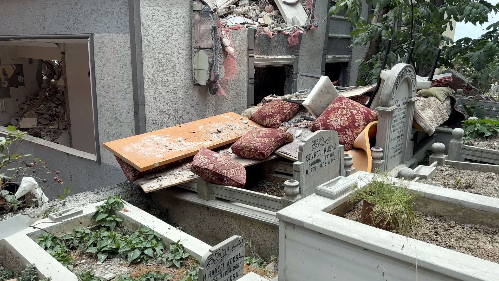 Mezarlar zarar görmesin diye minderlerle önlem aldılar