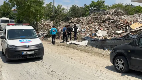Avcılar'da doğalgaz paniği. Kepçe boru hattını patlattı