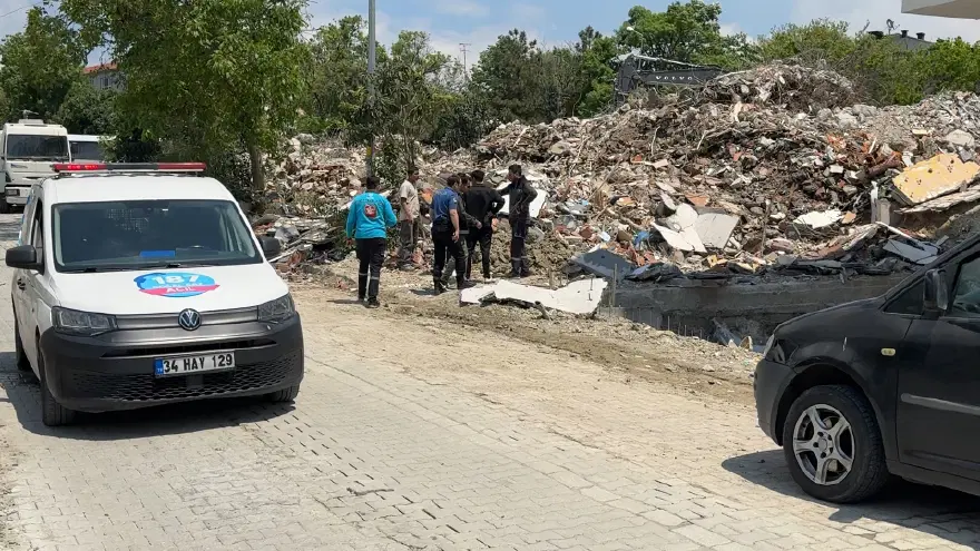 Avcılar'da doğalgaz paniği. Kepçe boru hattını patlattı Avcılar'da doğalgaz paniği. Kepçe boru hattını patlattı
