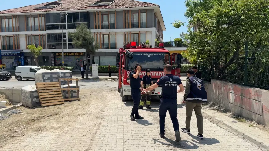 Avcılar'da doğalgaz paniği. Kepçe boru hattını patlattı 2 Avcılar'da doğalgaz paniği. Kepçe boru hattını patlattı 2