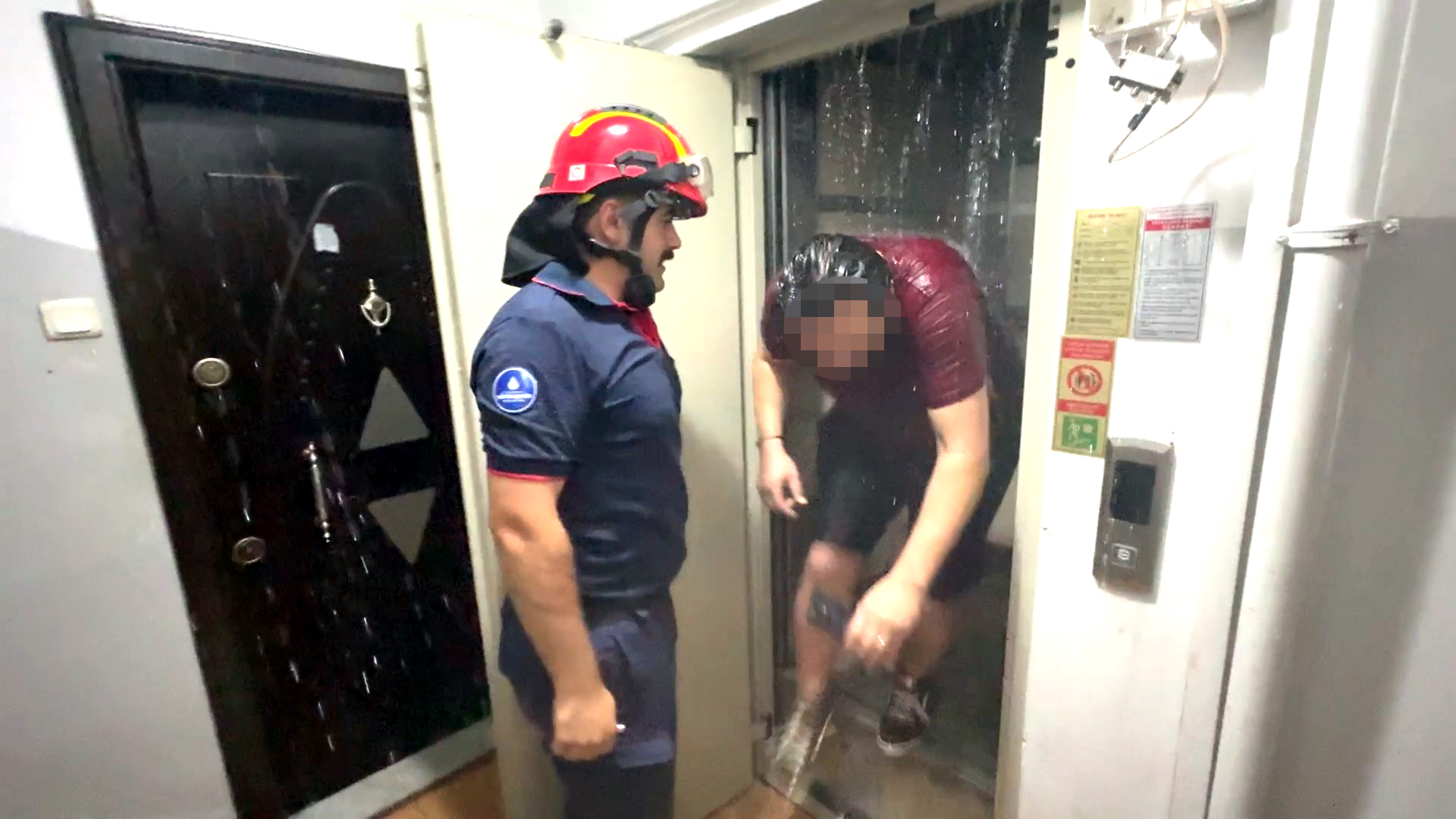 Taşınırken hayatının şokunu yaşadı. Su saatini söktü, başına gelmeyen kalmadı