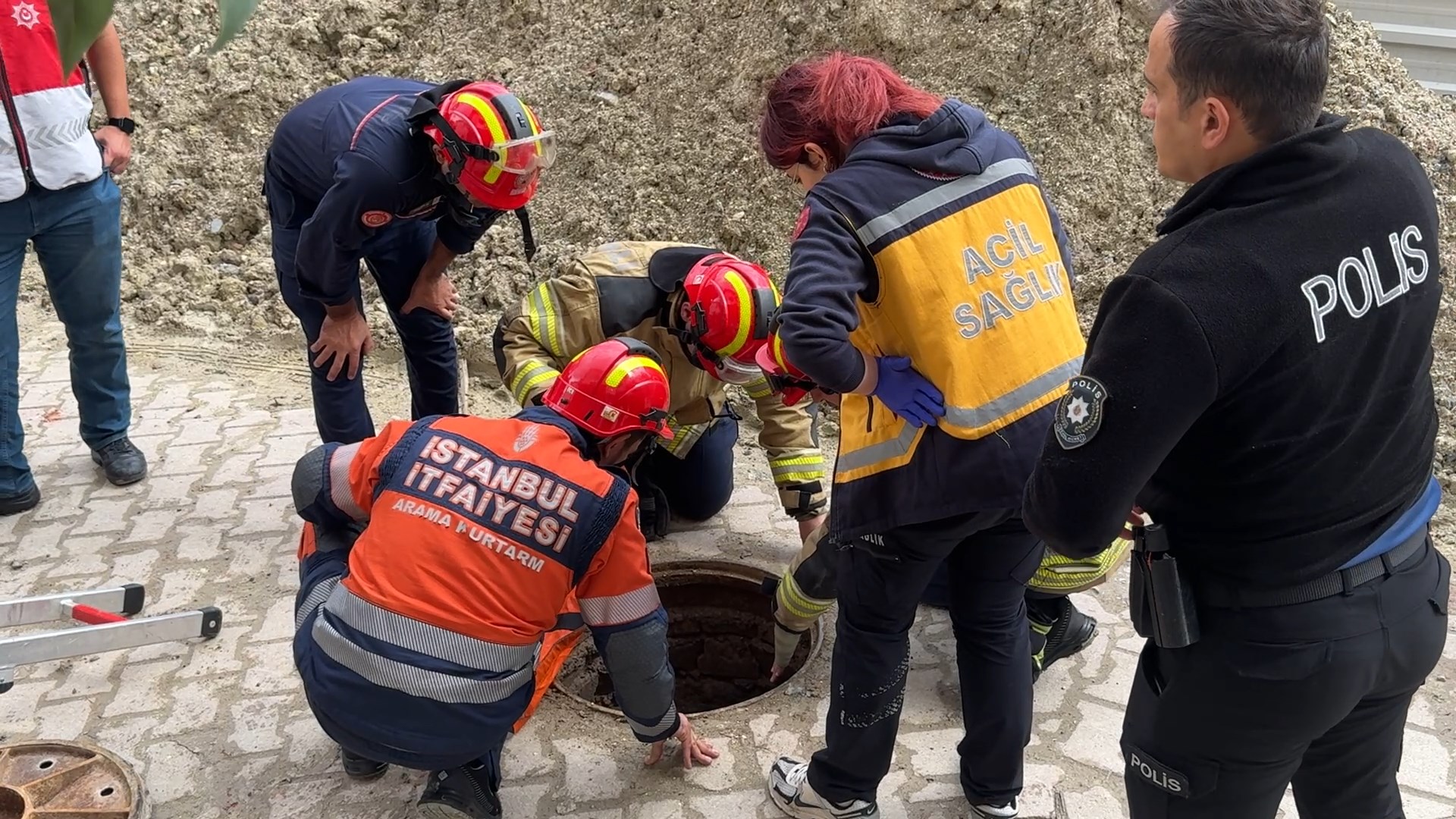 Avcılar'da rögara düşen kadını itfaiye ekipleri kurtardı