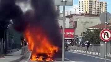 Avcılar'da seyir halindeki otomobil alev alev yandı