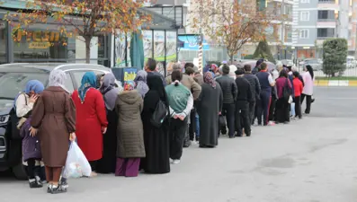 40 liraya düşünce metrelerce kuyruk oldu: Kilo kilo aldılar, talep çok