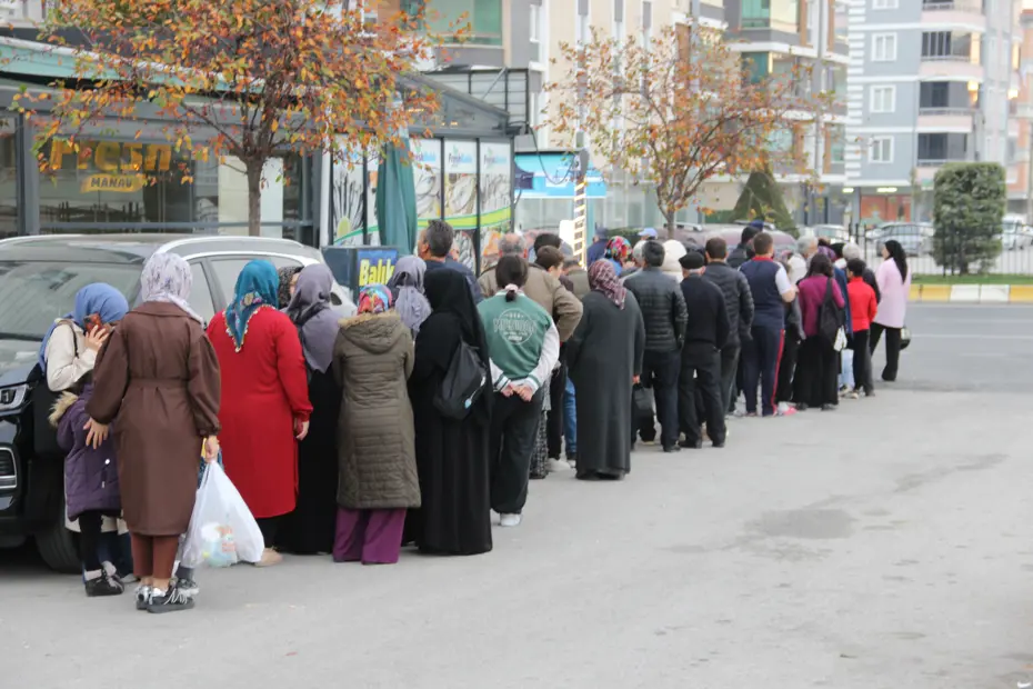 40 liraya düşünce metrelerce kuyruk oldu: Kilo kilo aldılar, talep çok