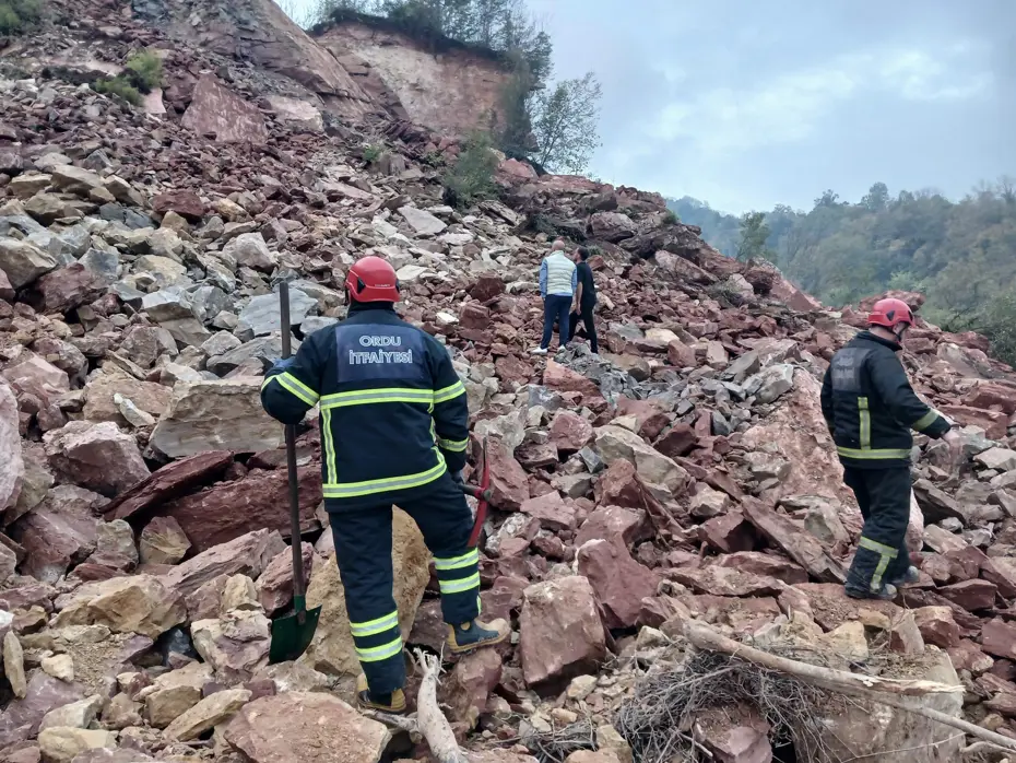 Ordu’da taş ocağında göçük: Enkaz altında 2 işçiden birinin cansız bedenine ulaşıldı
